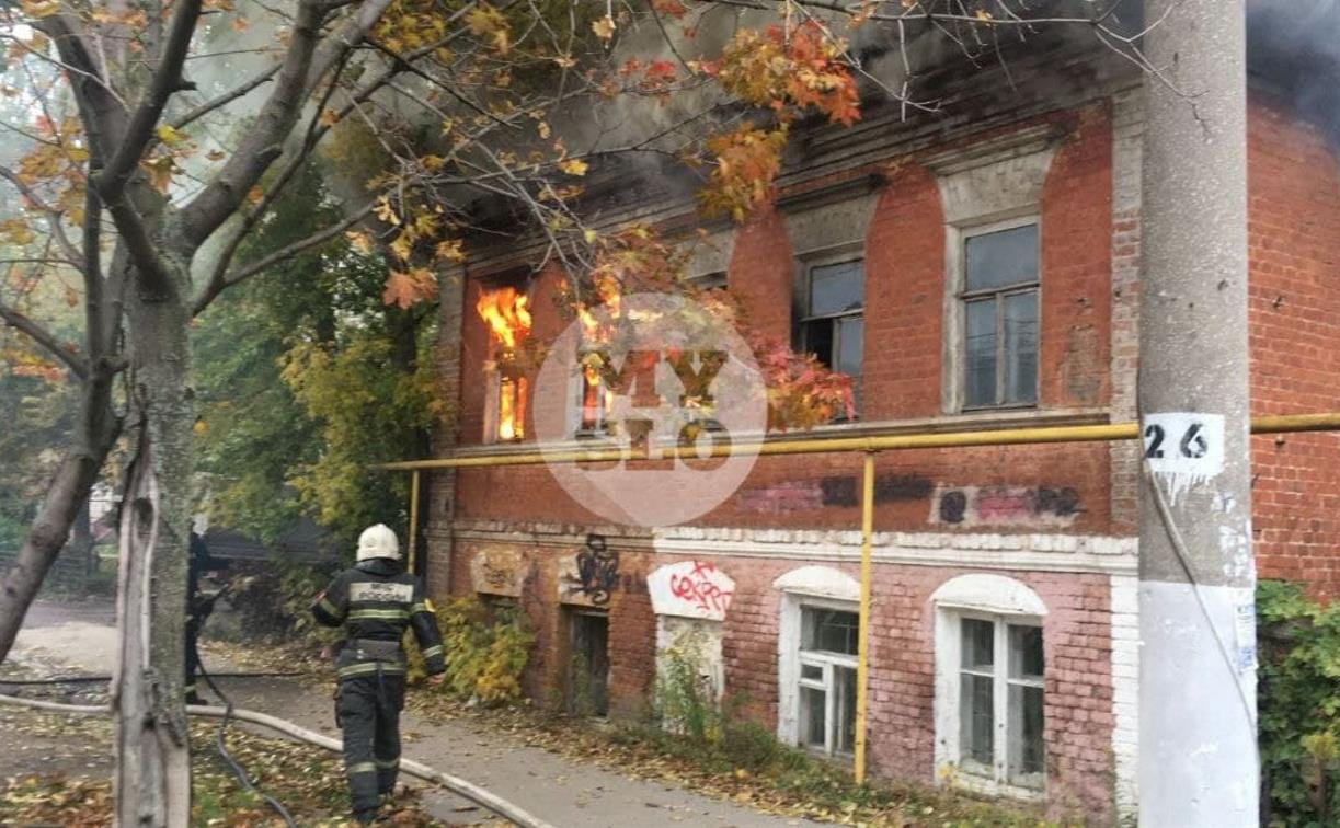В Туле загорелся старинный дом на ул. Коминтерна: движение трамваев остановлено 