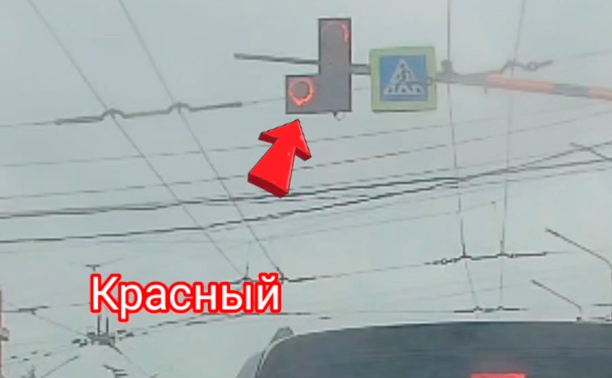 На ул. Советской водитель Mitsubishi Lancer пролетел на красный