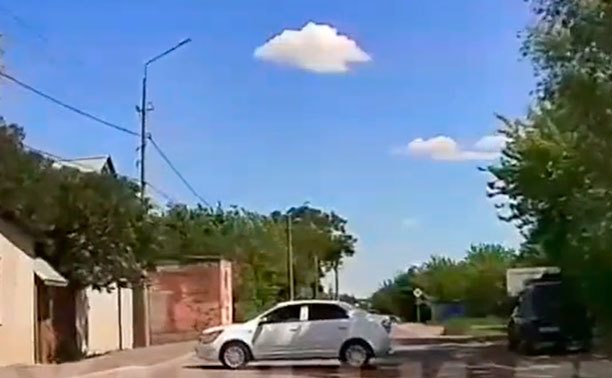 В Туле водитель неторопливо развернулся и поехал «против шерсти»