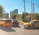 На ул. Староникитской водитель такси не пожелал ехать по ПДД