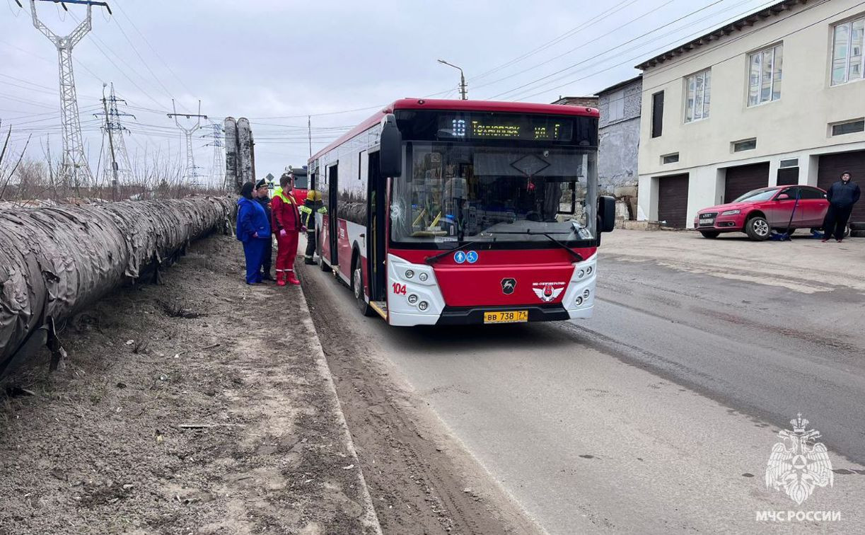 Тульские спасатели оказали помощь пешеходу, попавшему под колёса автобуса