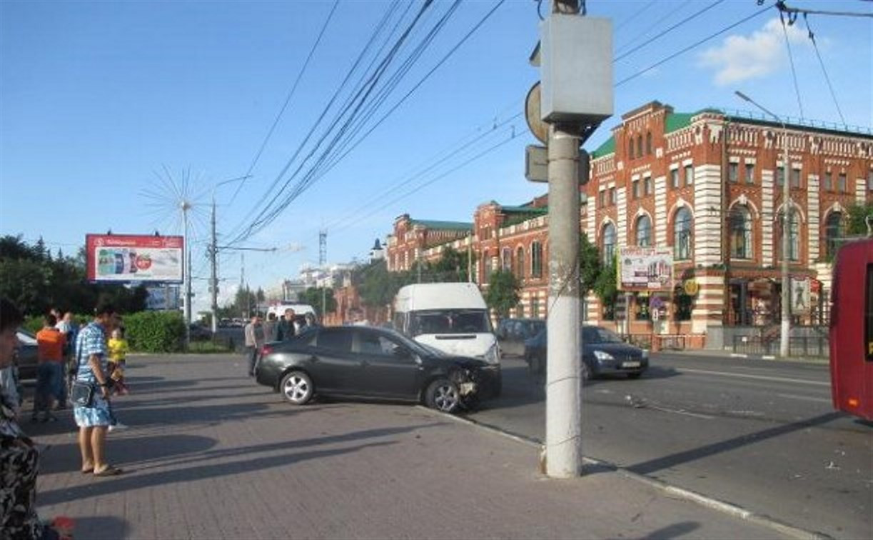 В ДТП с маршруткой на проспекте Ленина пострадала девушка