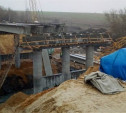 Момент падения крана на мосту в Донском попал на видео