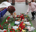 Туляки продолжают нести цветы к мемориалу в память о жертвах теракта в «Крокус Сити Холле»