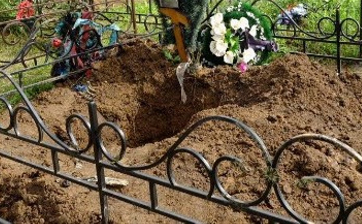 На тульском кладбище тело женщины выкопали из могилы