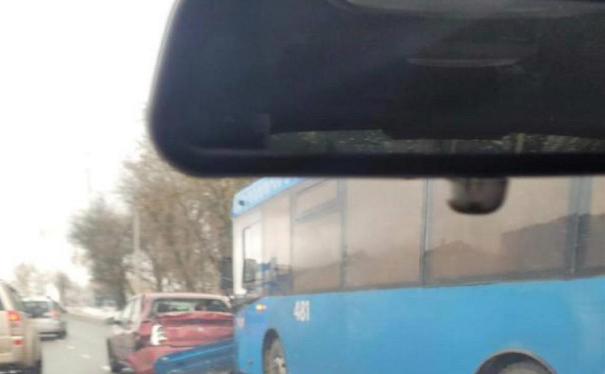Автобус врезался в Renault Logan на улице Скуратовской в Туле