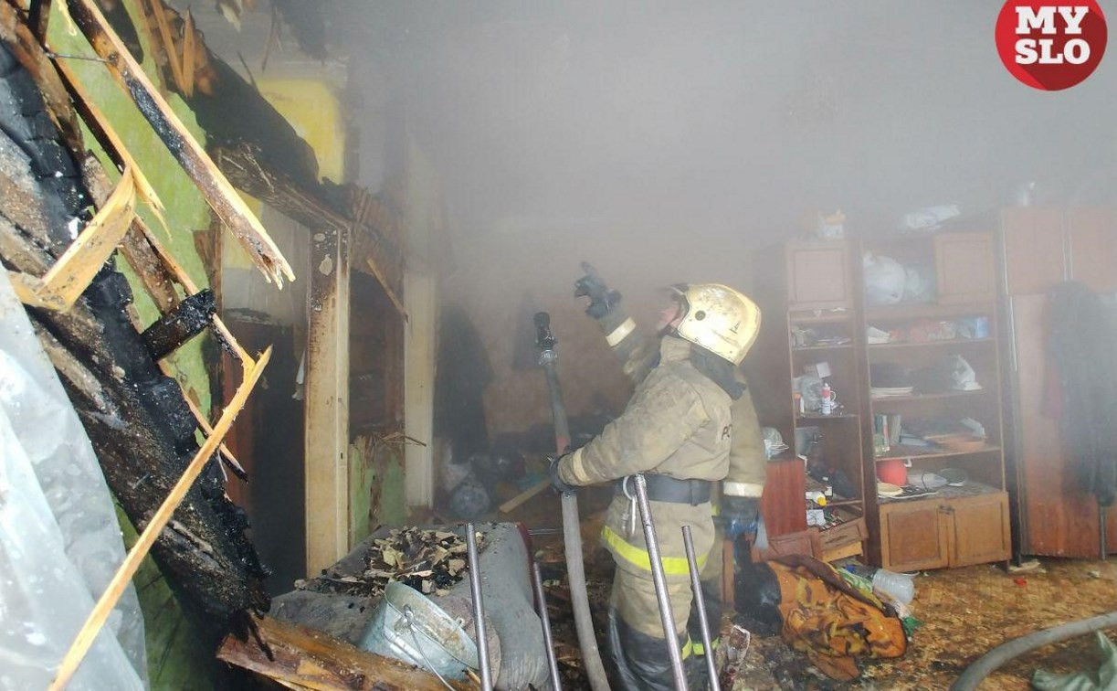 В тульском поселке Петровский пожарные спасли из горящего дома женщину: фоторепортаж