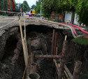 В Мясново канализация размыла улицу и затопила дома. Водоканал три недели не может справиться с аварией 