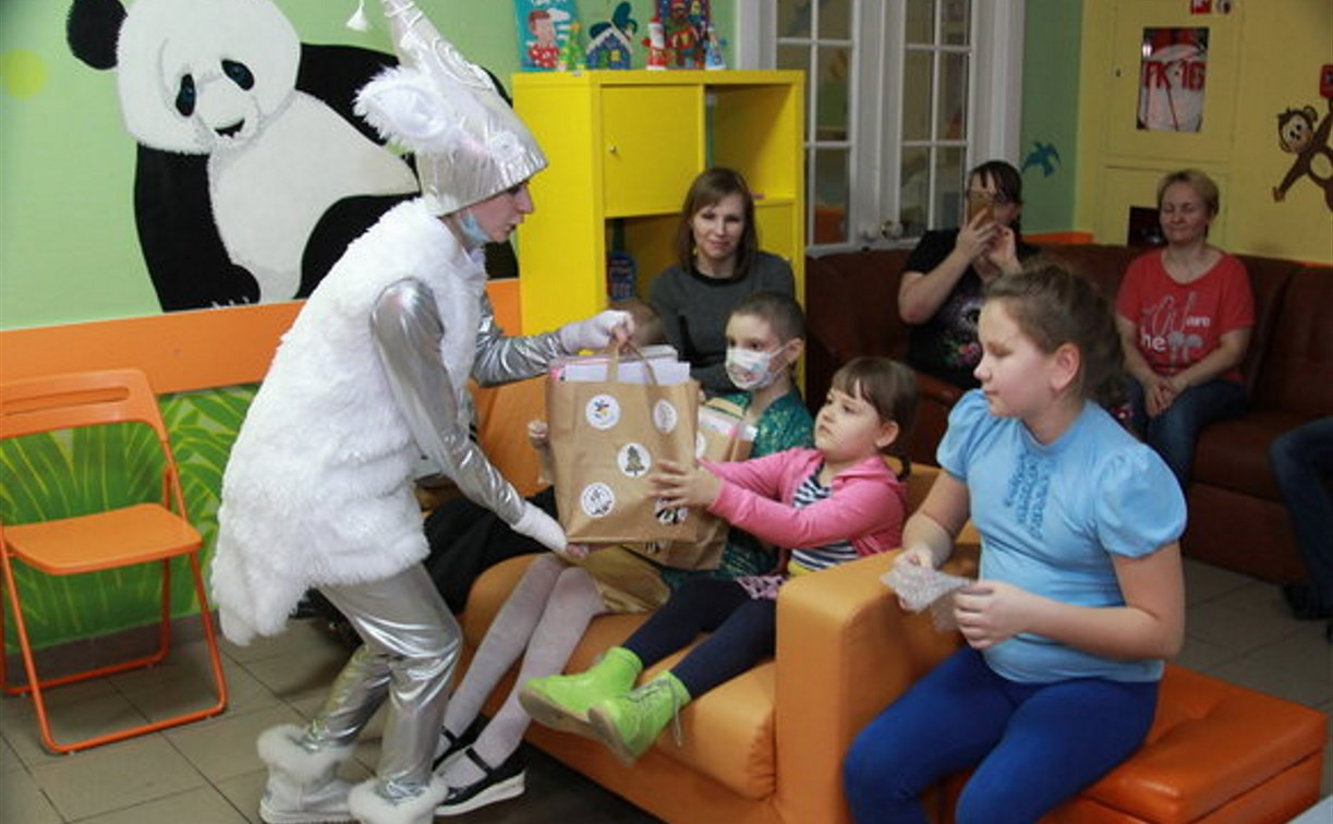 В тульской больнице волонтеры благотворительного фонда устроили праздник для детей