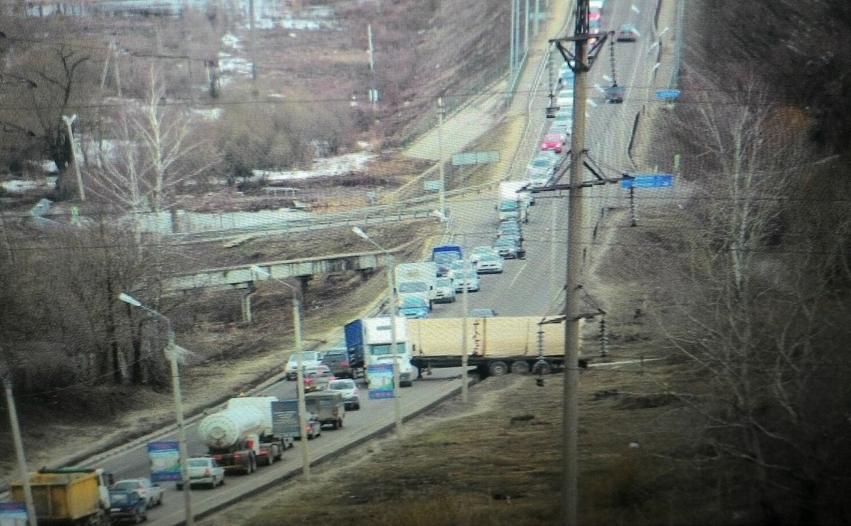 На Калужском шоссе сломавшийся грузовик перекрыл движение 