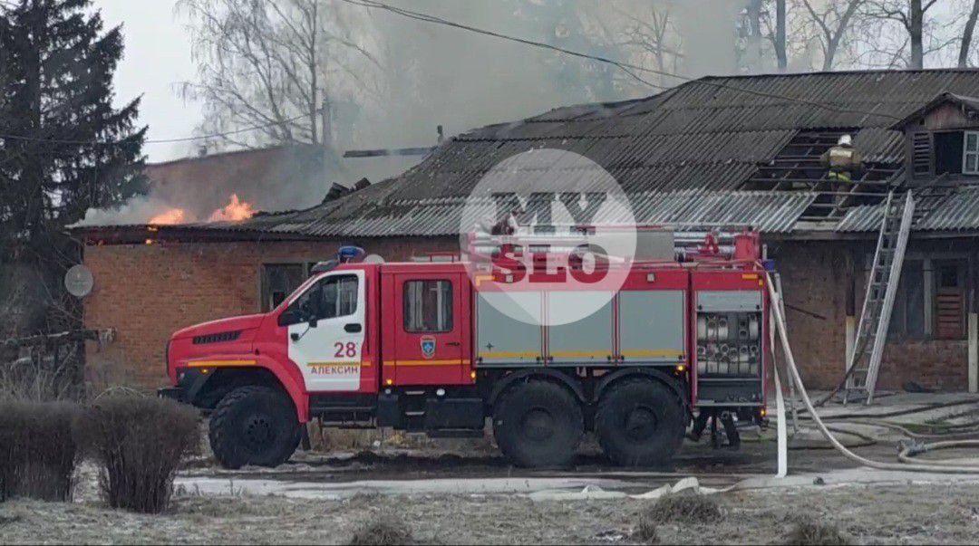 В поселке Новогуровском загорелся мусор в нежилом доме