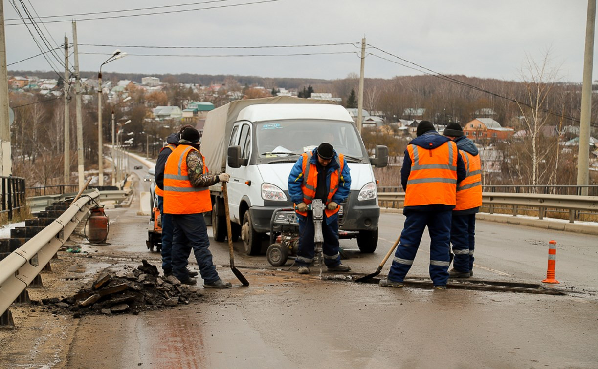 На Щекинском шоссе работает дорожная мобильная спецбригада