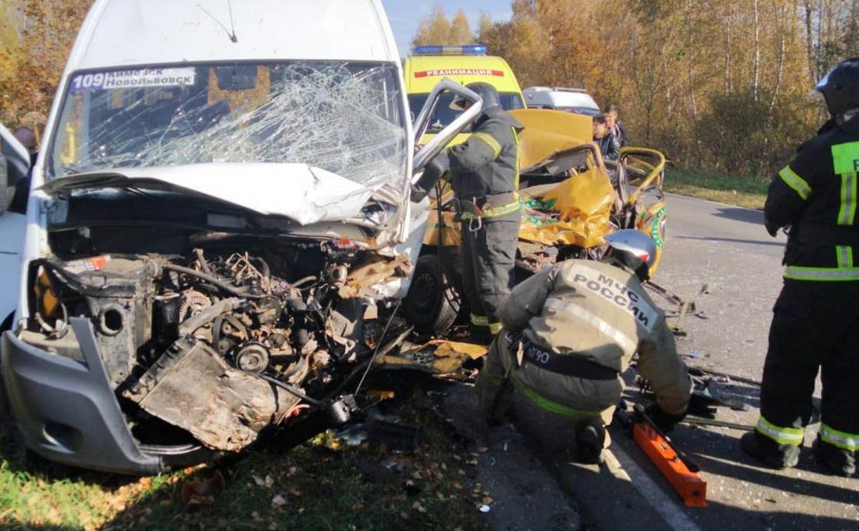 Страшное ДТП с маршруткой и такси под Кимовском: три человека погибли, пятеро ранены