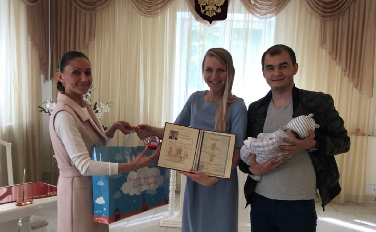 В Туле молодым родителям вручили подарок от губернатора Алексея Дюмина