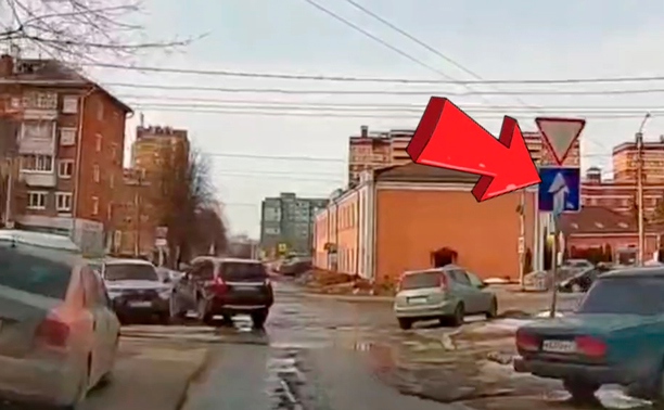 На ул. Фрунзе водитель повернул «против шерсти»