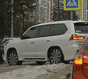 На ул. Оборонной засняли «находчивого» нарушителя на Lexus