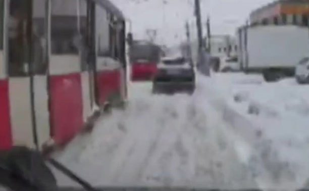 На ул. Епифанской водитель «бросил» машину и ушел