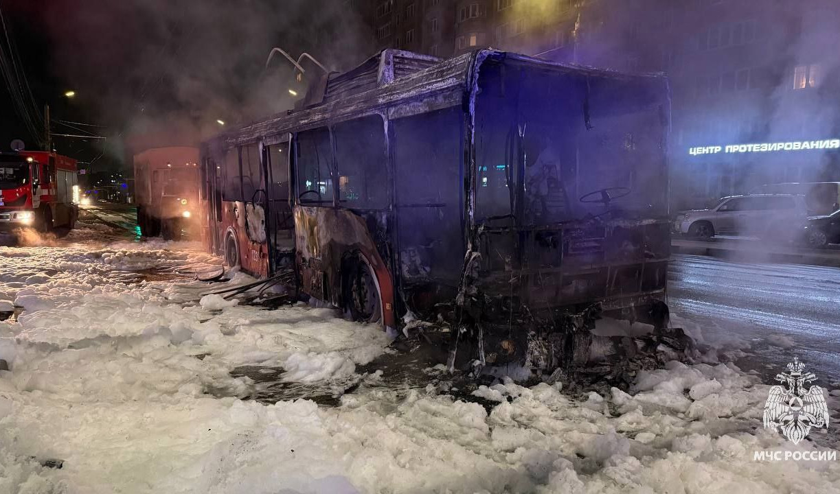 Троллейбус загорелся во время движения: вспыхнула кабина
