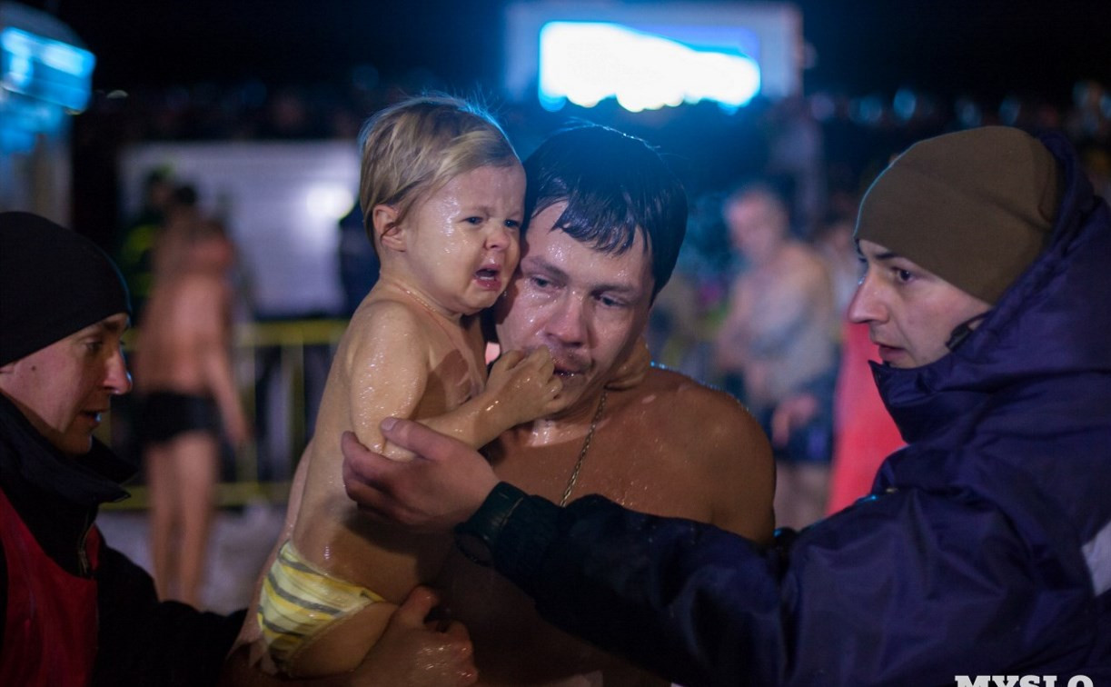Депутат Госдумы назвал ненормальным купание маленьких детей в крещенской проруби 