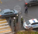 На ул. Фрунзе легковушка сбила двух парней на самокате: момент ДТП попал на видео
