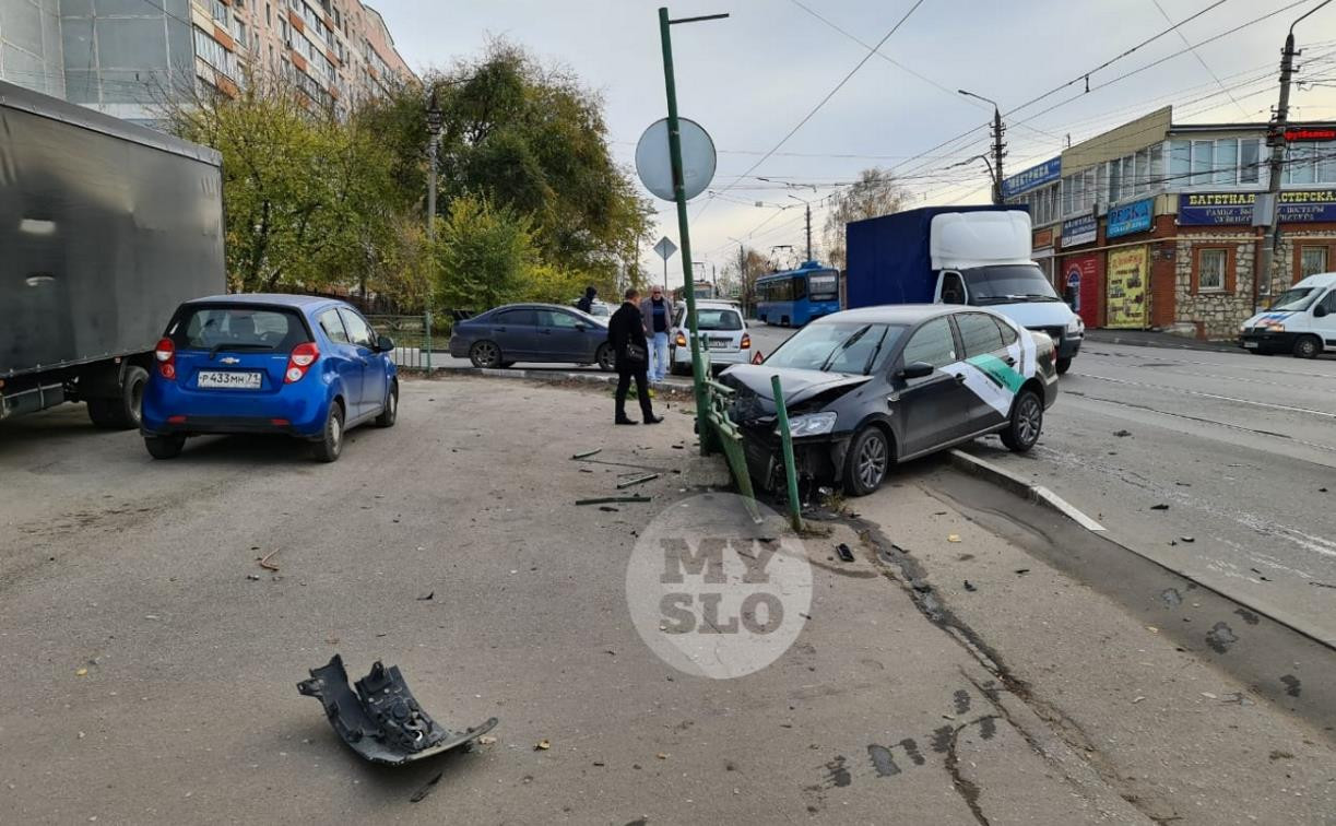 На ул. Епифанской машина каршеринга попала в тройное ДТП