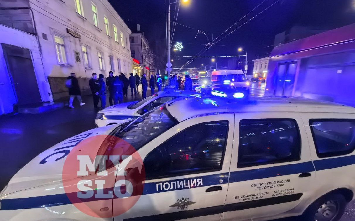 В Заречье напротив отдела СК собралась толпа: на месте несколько экипажей полиции