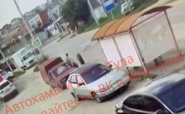 На Епифанском шоссе отлетевшее колесо грузовика «торпедировало» машины: видео