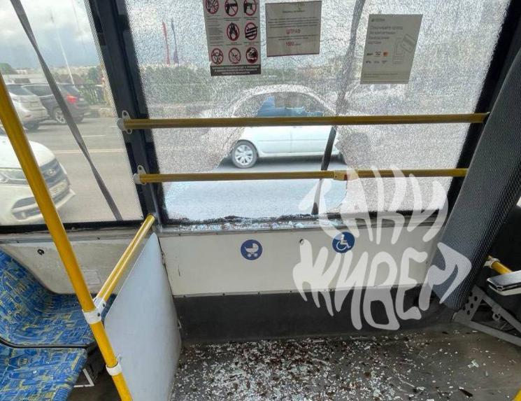 В центре Тулы в троллейбус № 2 влетел неизвестный предмет и разбил окно