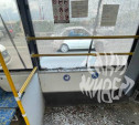 В центре Тулы в троллейбус № 2 влетел неизвестный предмет и разбил окно
