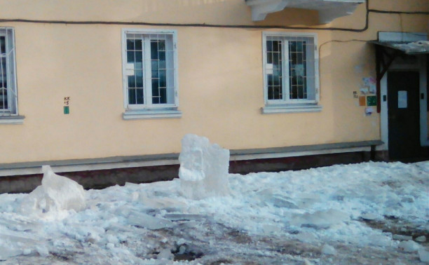В Туле на улице Клюева ледяная глыба упала на машину