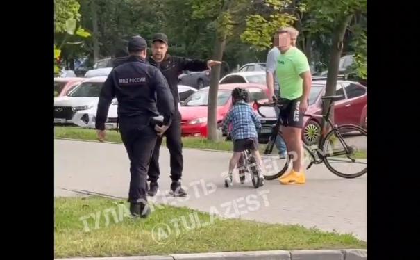 Туляк разбил окно в машине таксиста за неаккуратную езду