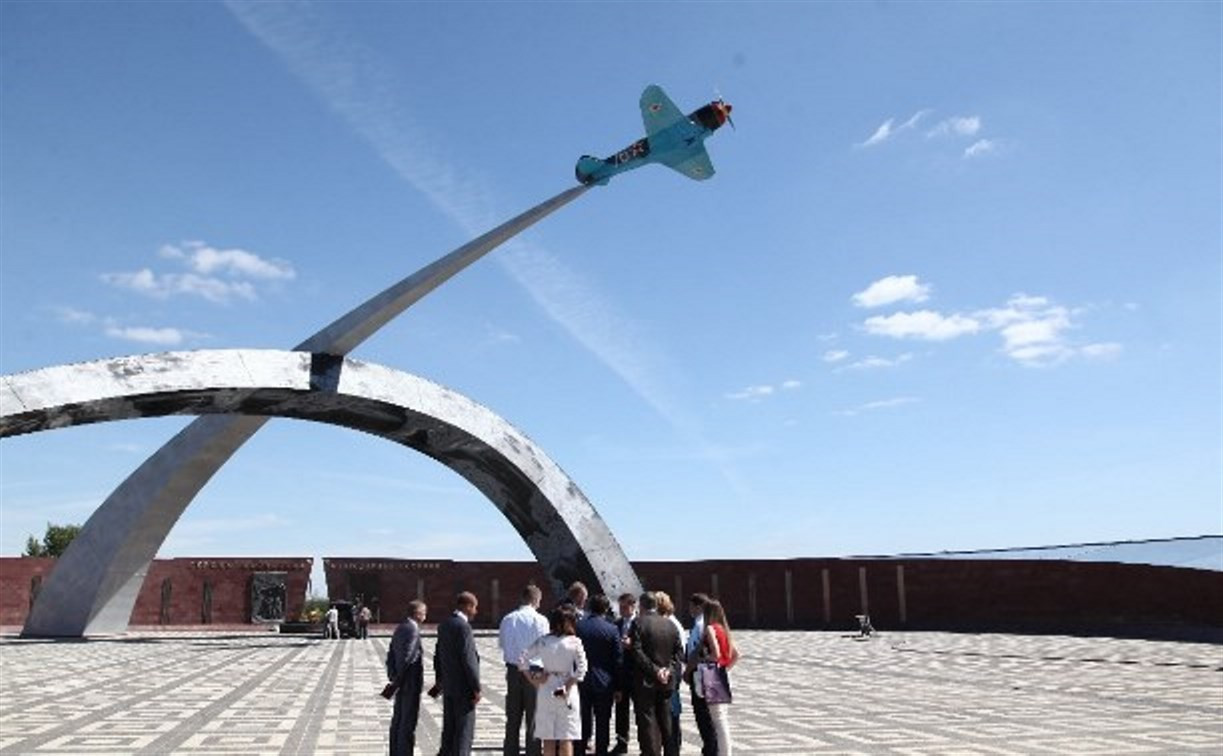 Владимир Груздев проинспектировал строительство мемориала «Защитникам неба Отечества»
