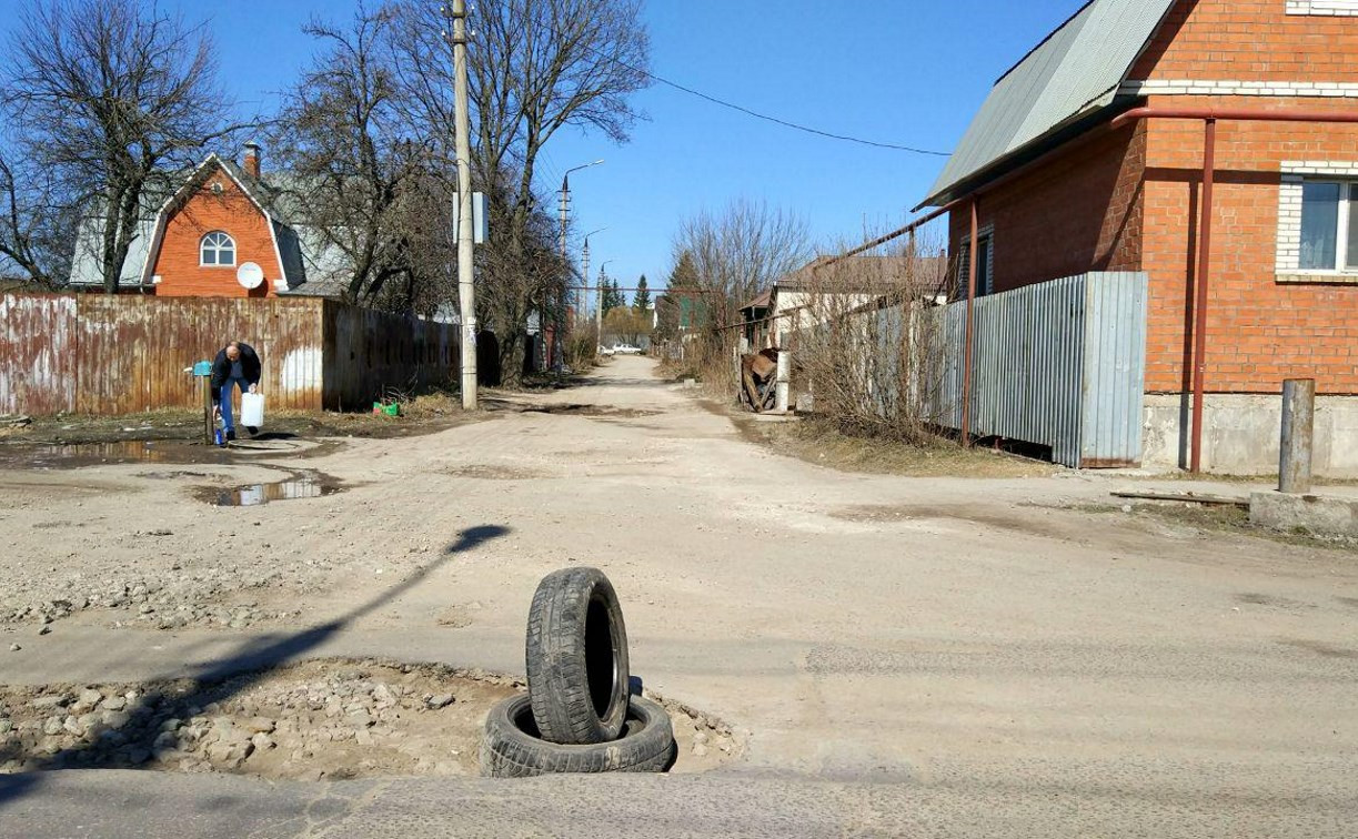 Жители улицы М. Горького в Туле жалуются на огромную яму на дороге