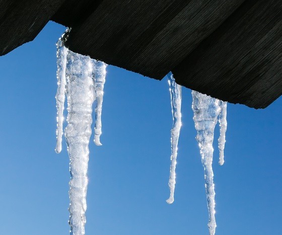 Тулячка отсудила у банка 160 тысяч рублей за упавшую на нее глыбу льда 