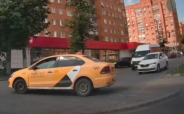 На ул. Ложевой в Туле опасный таксист нарушил ПДД