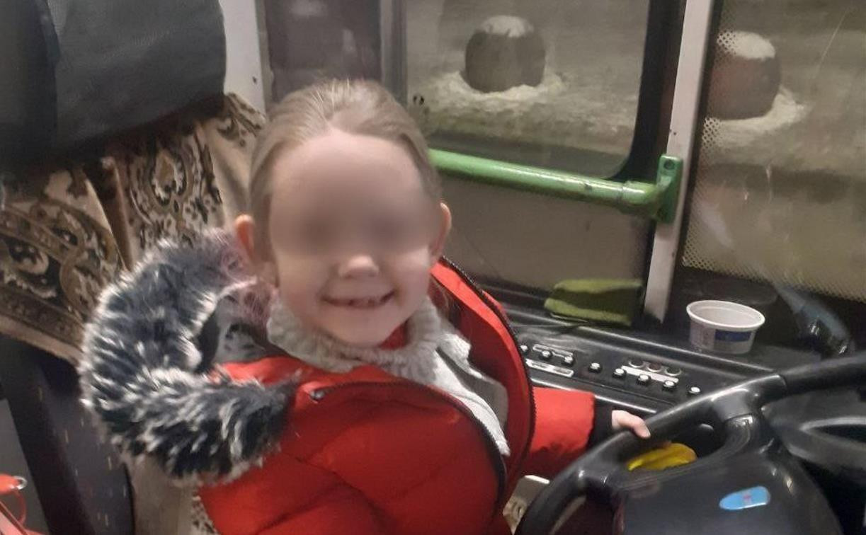 Найденную в троллейбусе девочку проворонили в детском саду