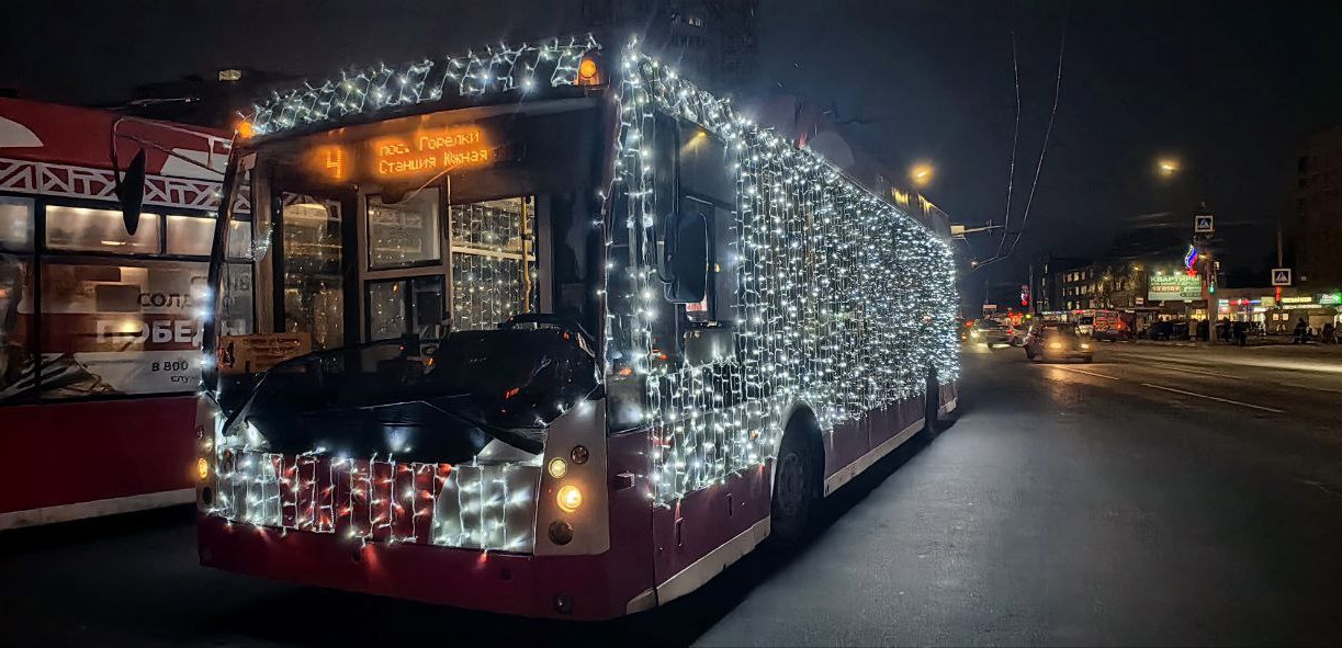 По Туле курсирует сияющий новогодний троллейбус