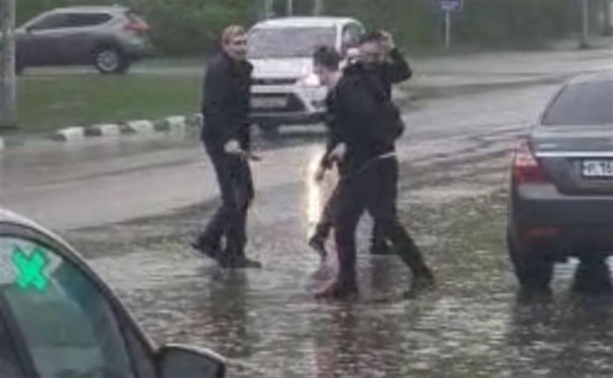 Появилось видео от очевидца нападения с ножом в Донском - Новости Тулы и  области. Криминал - MySlo.ru