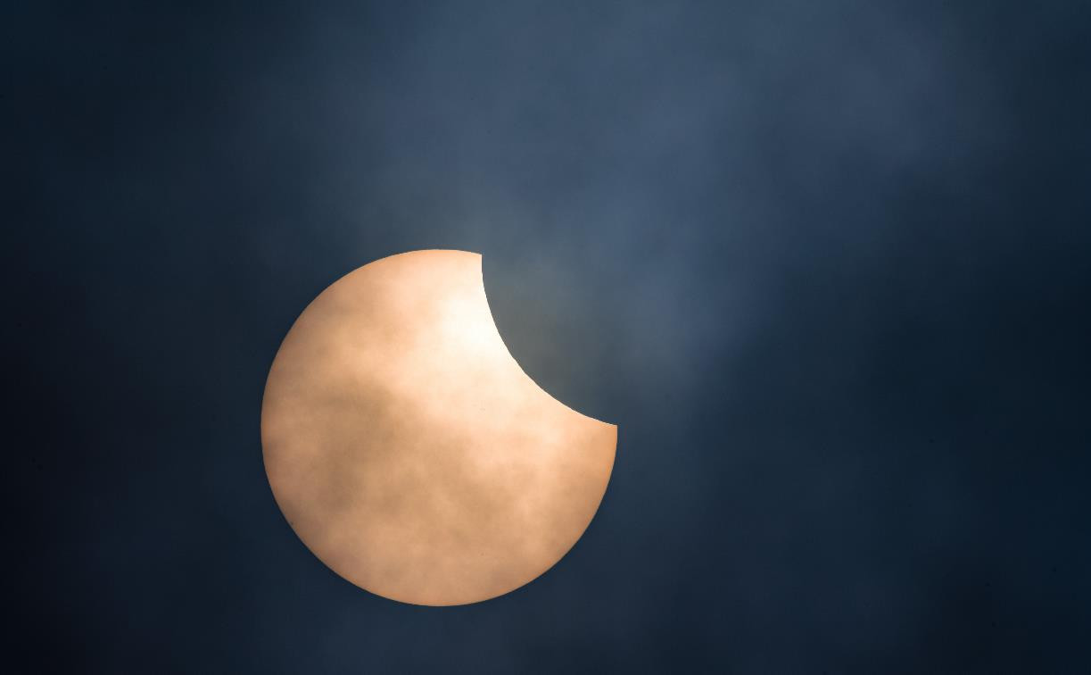 Солнце-пакман: фотограф запечатлел солнечное затмение над Тулой