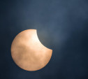 Солнце-пакман: фотограф запечатлел солнечное затмение над Тулой