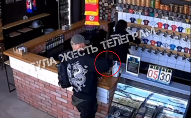 Наглый посетитель пивного магазина украл банку с чаевыми и попал на видео
