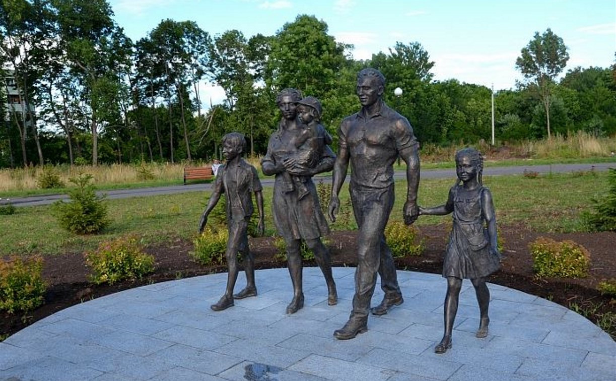 В Ефремове появилась скульптура «Многодетная семья»