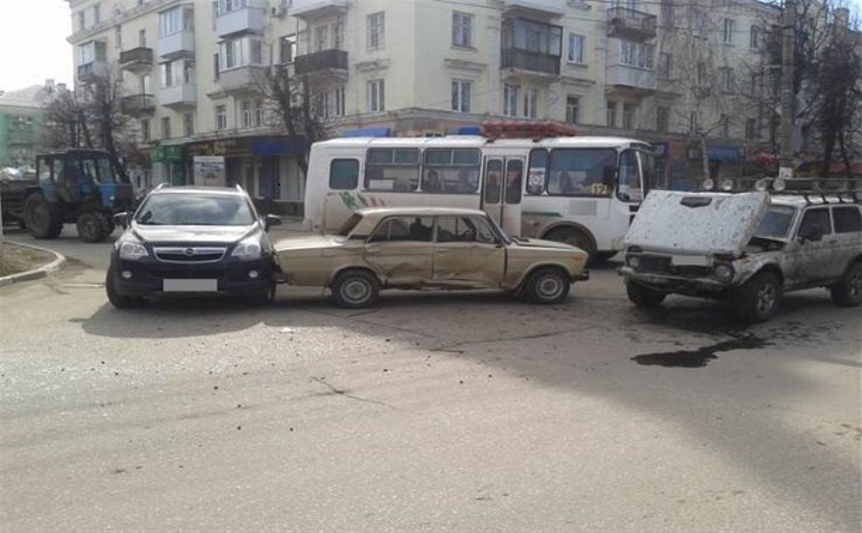 Утром в Новомосковске произошло тройное ДТП