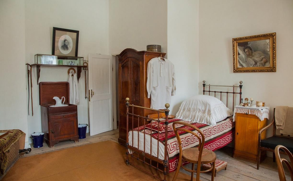 Туляки могут в деталях рассмотреть спальню Льва Толстого 