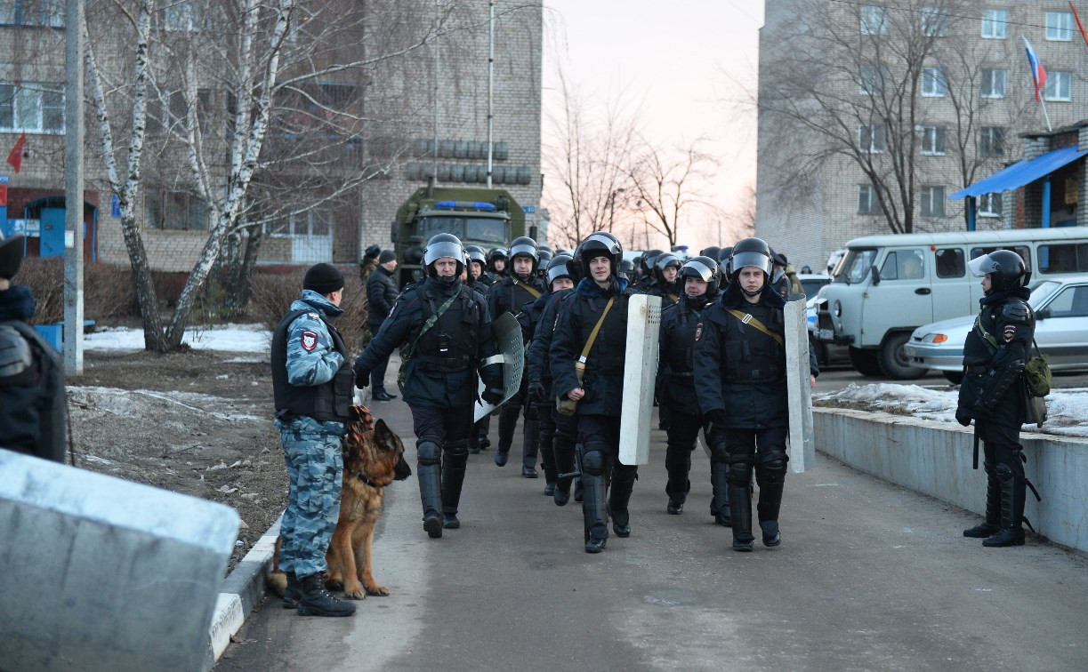 Плеханово оцепили бойцы ОМОН