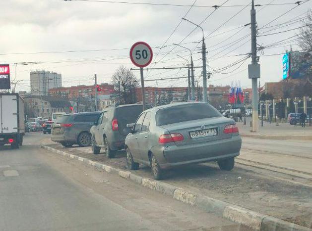 Туляк просит ограничить заезд на газон на ул. Советской и высадить там деревья 