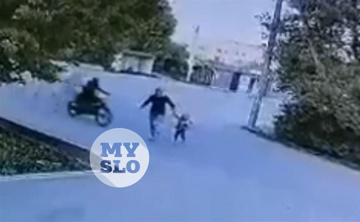 Питбайк протащил девочку несколько метров: появилось видео жесткого ДТП с подростком-мотоциклистом