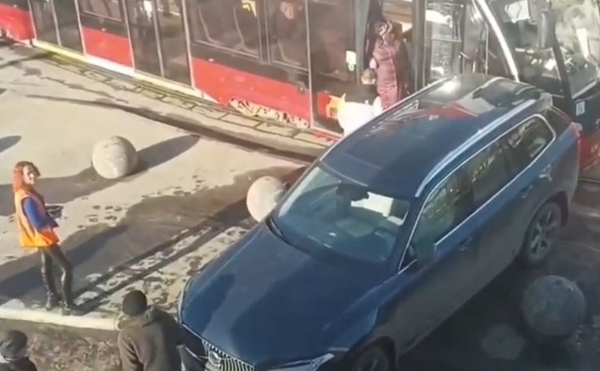 В Туле водитель внедорожника Volvo перекрыл движение трамваев