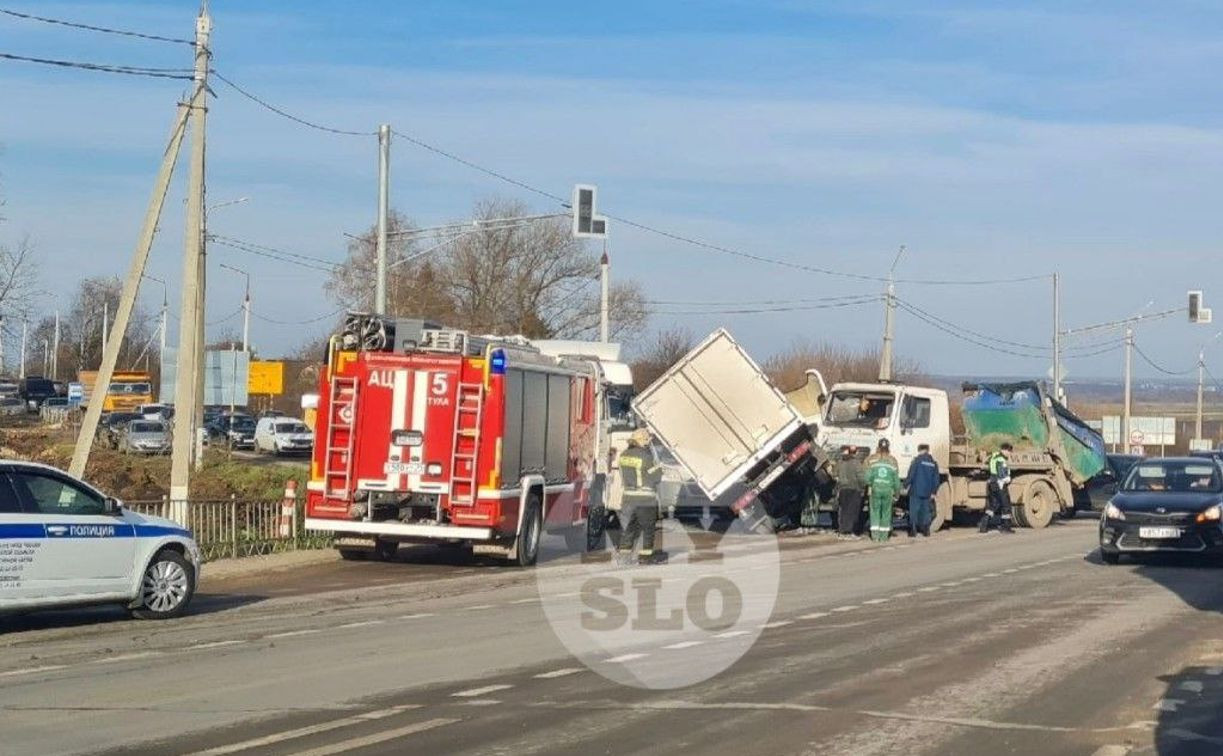 Жесткое ДТП с четырьмя грузовиками в Мясново: на перекрестке не работали светофоры – видео
