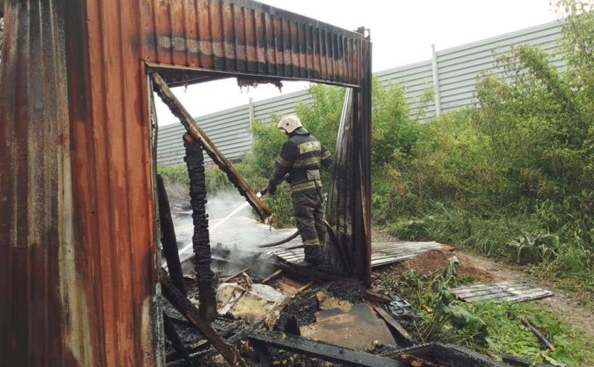 В Туле сгорел строительный вагончик: погиб человек